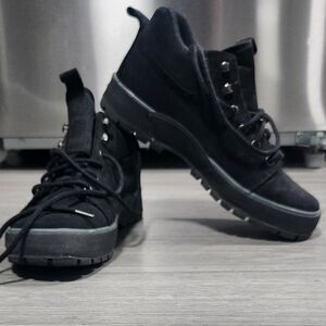 COLE HAAN Resort Women Sz 8B Black Suede Water Proof Ankle Boots Lace Up F9066